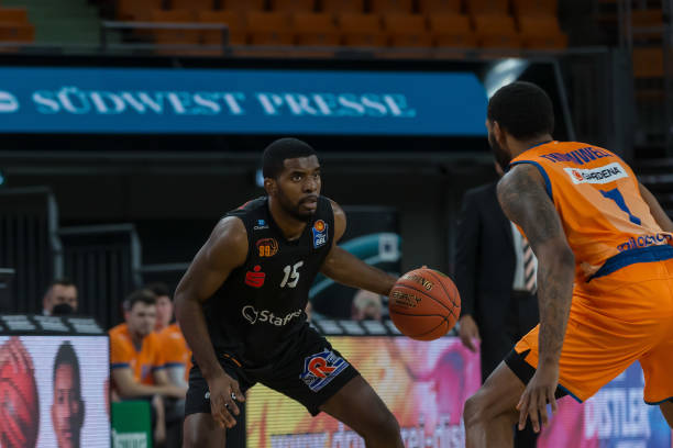 他肩负着不 他肩负着不